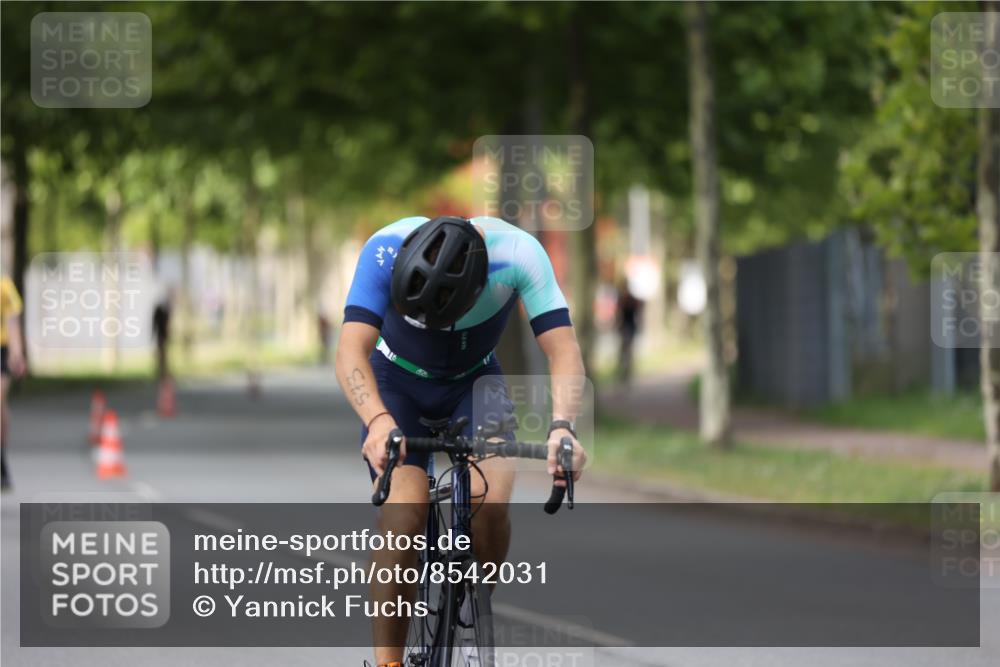 10.08.2025 - GEWOBA Citytriathlon Bremen Yannick Fuchs http://msf.ph/oto/8542031 10.08.2025 12:47:17 Radfahren 573, 622, 640, 645, 654, 659, 675, 732, 733, 751, 769, 792, 875, 960, 981, 1013 meine-sportfotos.de