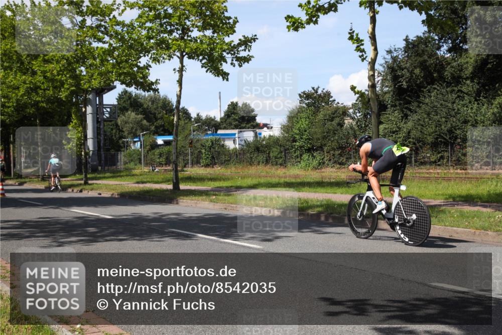 10.08.2025 - GEWOBA Citytriathlon Bremen Yannick Fuchs http://msf.ph/oto/8542035 10.08.2025 14:30:48 Radfahren 12, 107, 175, 178, 328, 341, 345, 356, 368, 381, 399, 409, 416, 461, 504, 510 meine-sportfotos.de
