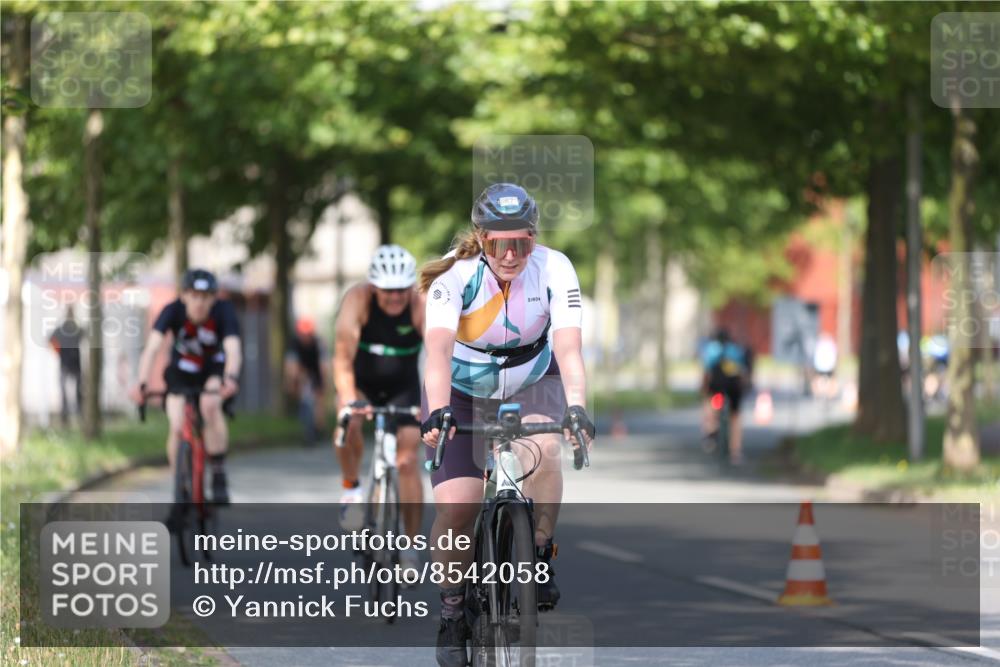 10.08.2025 - GEWOBA Citytriathlon Bremen Yannick Fuchs http://msf.ph/oto/8542058 10.08.2025 10:39:46 Radfahren 59, 77, 87, 95, 143, 185, 193, 201, 209, 221, 374, 435, 436, 453, 496 meine-sportfotos.de