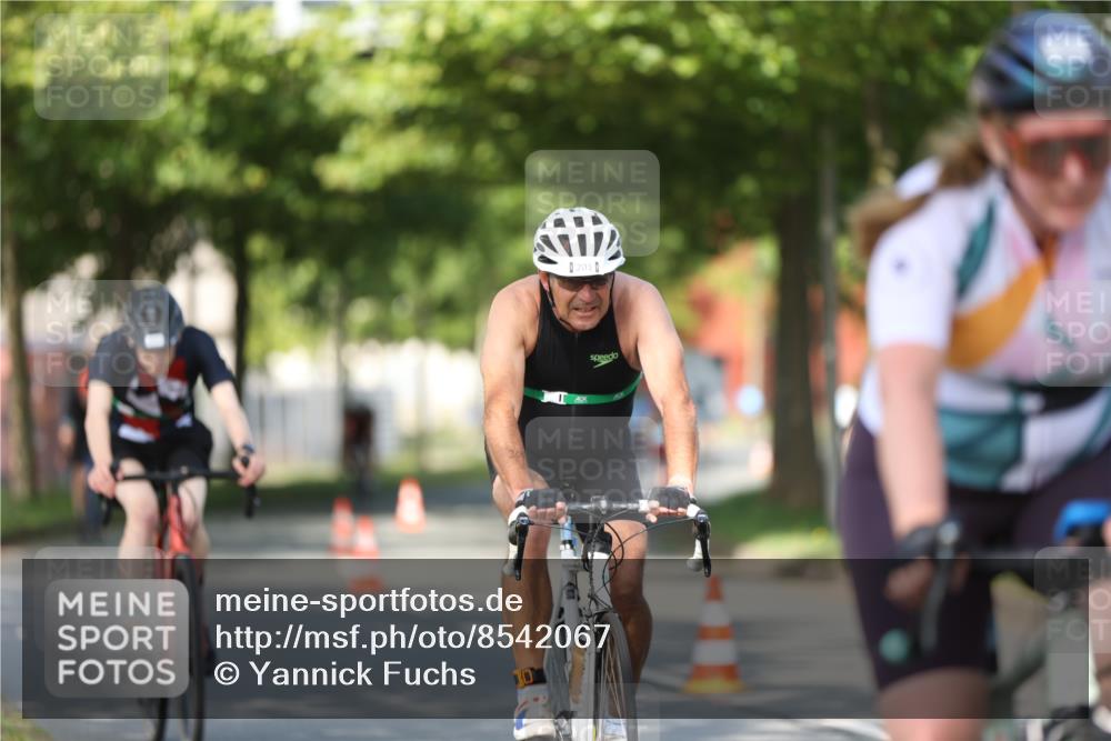 10.08.2025 - GEWOBA Citytriathlon Bremen Yannick Fuchs http://msf.ph/oto/8542067 10.08.2025 10:39:47 Radfahren 55, 57, 59, 77, 87, 95, 143, 185, 193, 201, 209, 221, 374, 398, 435, 436, 496 meine-sportfotos.de