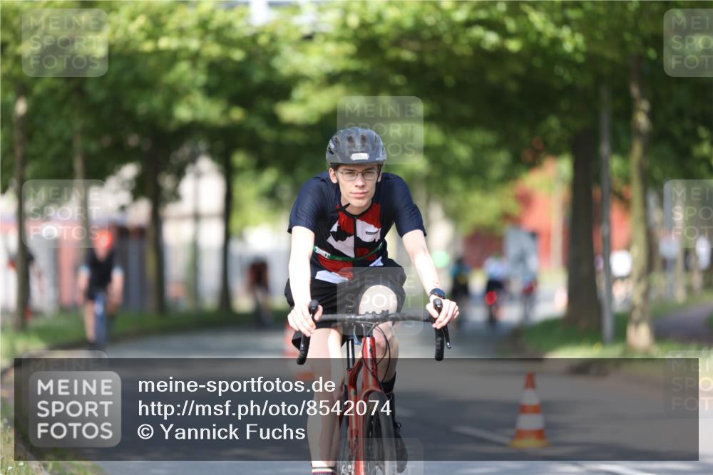 10.08.2025 - GEWOBA Citytriathlon Bremen Yannick Fuchs http://msf.ph/oto/8542074 10.08.2025 10:39:48 Radfahren 55, 57, 59, 77, 87, 95, 143, 193, 201, 209, 221, 374, 398, 435, 436, 496 meine-sportfotos.de