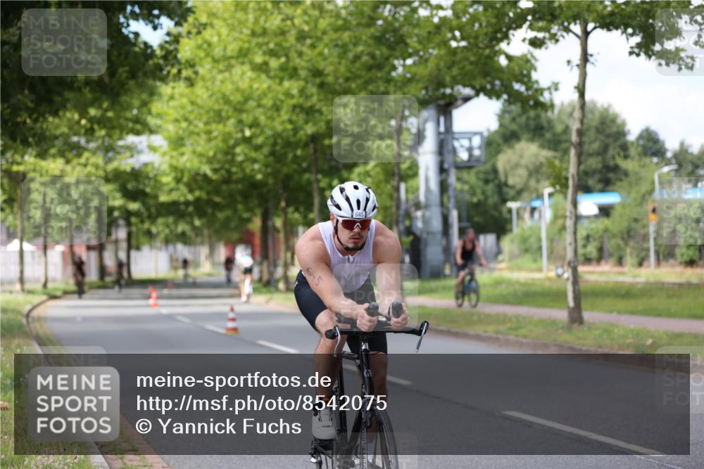 10.08.2025 - GEWOBA Citytriathlon Bremen Yannick Fuchs http://msf.ph/oto/8542075 10.08.2025 12:47:22 Radfahren 573, 640, 645, 654, 659, 675, 732, 733, 751, 753, 769, 792, 875, 960, 981, 1013 meine-sportfotos.de