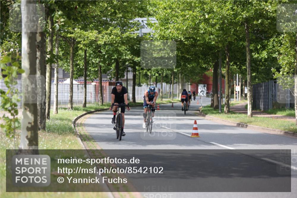 10.08.2025 - GEWOBA Citytriathlon Bremen Yannick Fuchs http://msf.ph/oto/8542102 10.08.2025 12:47:25 Radfahren 573, 640, 645, 654, 675, 732, 751, 753, 792, 875, 981, 1013 meine-sportfotos.de