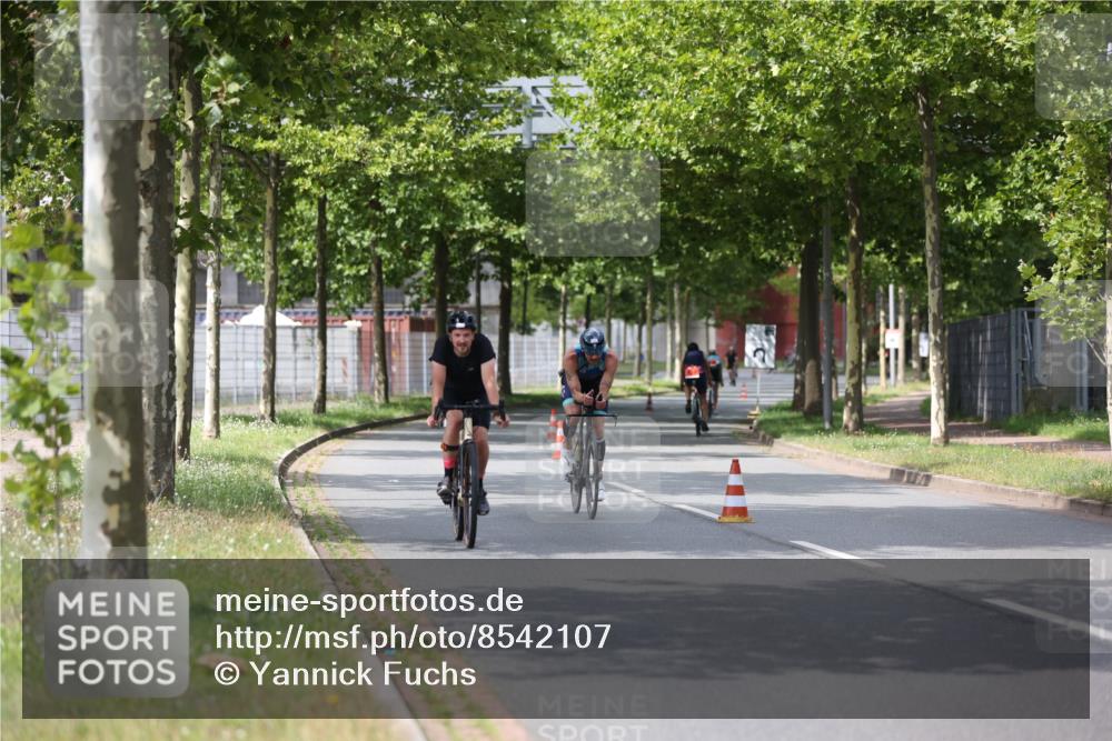 10.08.2025 - GEWOBA Citytriathlon Bremen Yannick Fuchs http://msf.ph/oto/8542107 10.08.2025 12:47:25 Radfahren 573, 640, 645, 654, 675, 732, 751, 753, 792, 875, 981, 1013 meine-sportfotos.de
