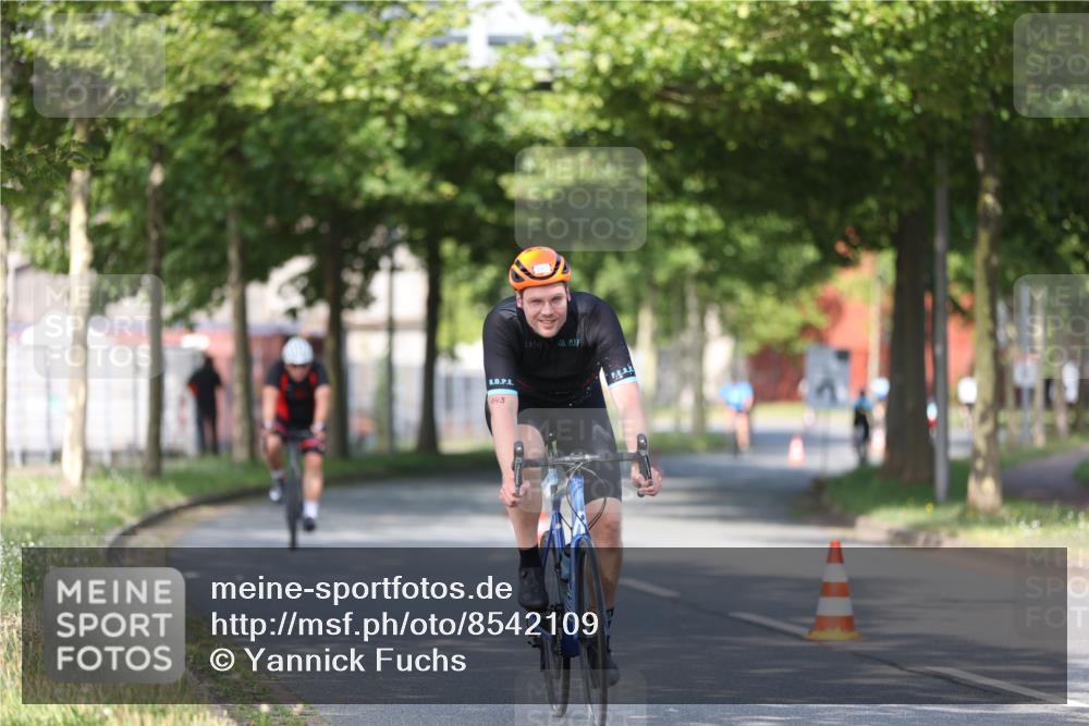 10.08.2025 - GEWOBA Citytriathlon Bremen Yannick Fuchs http://msf.ph/oto/8542109 10.08.2025 10:39:52 Radfahren 55, 57, 59, 77, 143, 193, 201, 209, 398, 496 meine-sportfotos.de