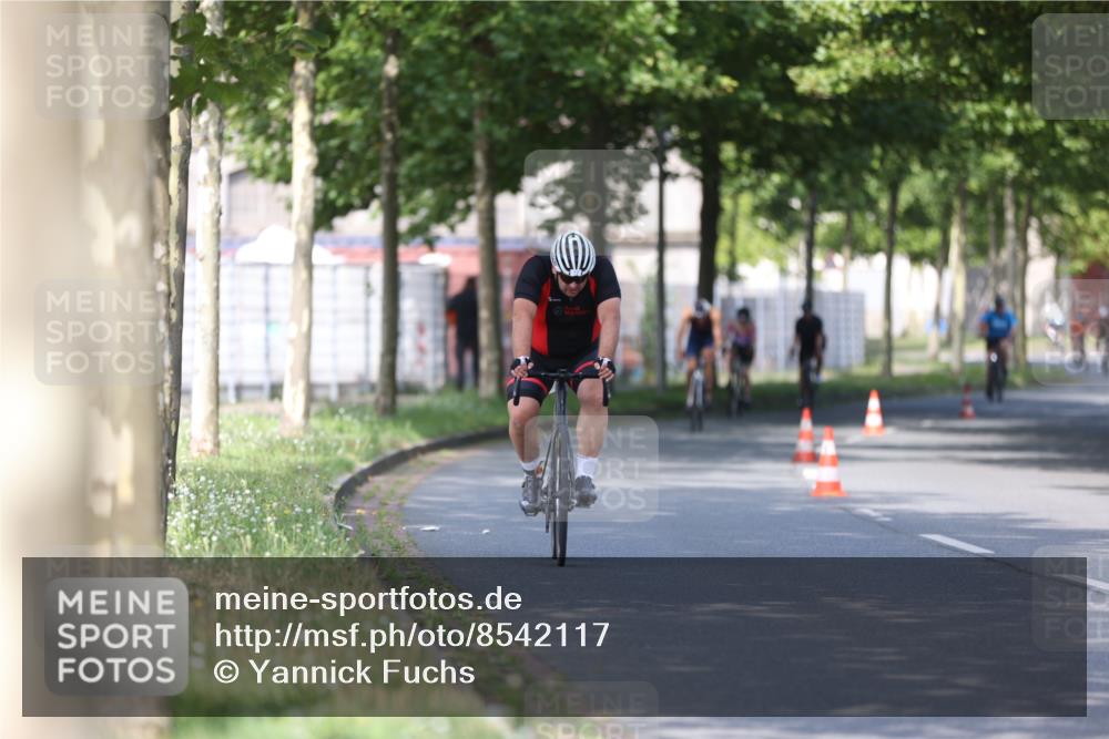 10.08.2025 - GEWOBA Citytriathlon Bremen Yannick Fuchs http://msf.ph/oto/8542117 10.08.2025 10:39:53 Radfahren 55, 57, 59, 77, 143, 193, 201, 209, 398, 496 meine-sportfotos.de