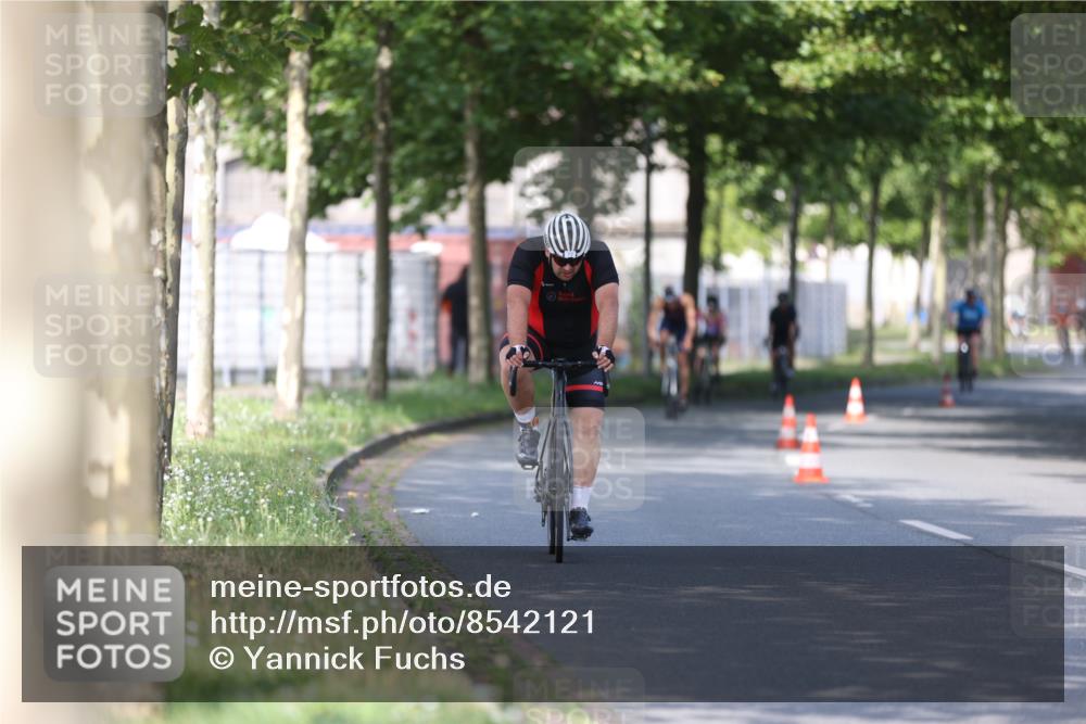 10.08.2025 - GEWOBA Citytriathlon Bremen Yannick Fuchs http://msf.ph/oto/8542121 10.08.2025 10:39:53 Radfahren 55, 57, 59, 77, 143, 193, 201, 209, 398, 496 meine-sportfotos.de