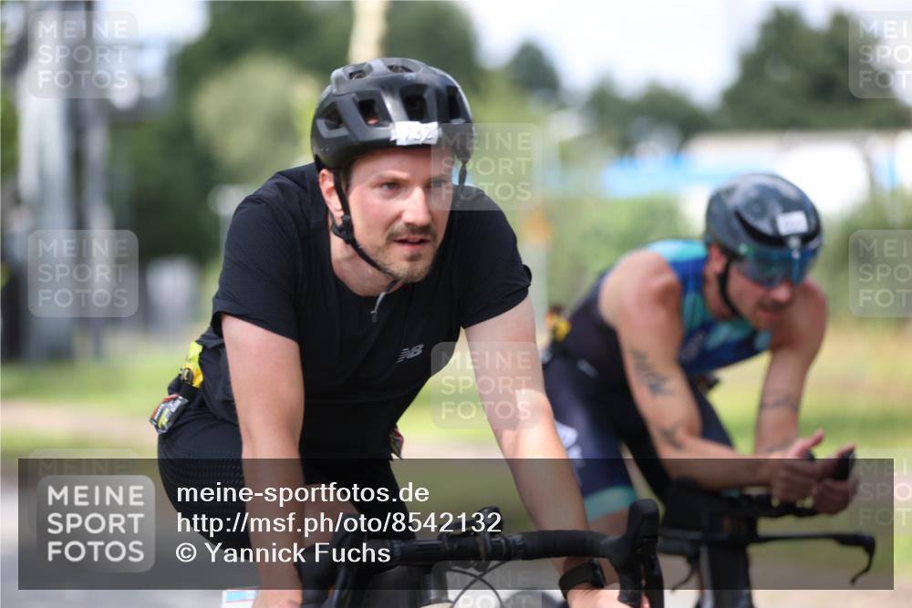 10.08.2025 - GEWOBA Citytriathlon Bremen Yannick Fuchs http://msf.ph/oto/8542132 10.08.2025 12:47:28 Radfahren 573, 645, 654, 732, 745, 751, 753, 792, 981 meine-sportfotos.de