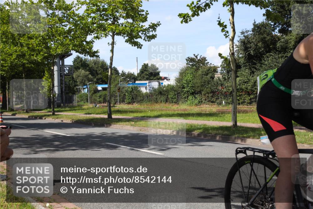 10.08.2025 - GEWOBA Citytriathlon Bremen Yannick Fuchs http://msf.ph/oto/8542144 10.08.2025 14:31:01 Radfahren 155, 175, 335, 368, 385, 412, 491, 504, 510 meine-sportfotos.de