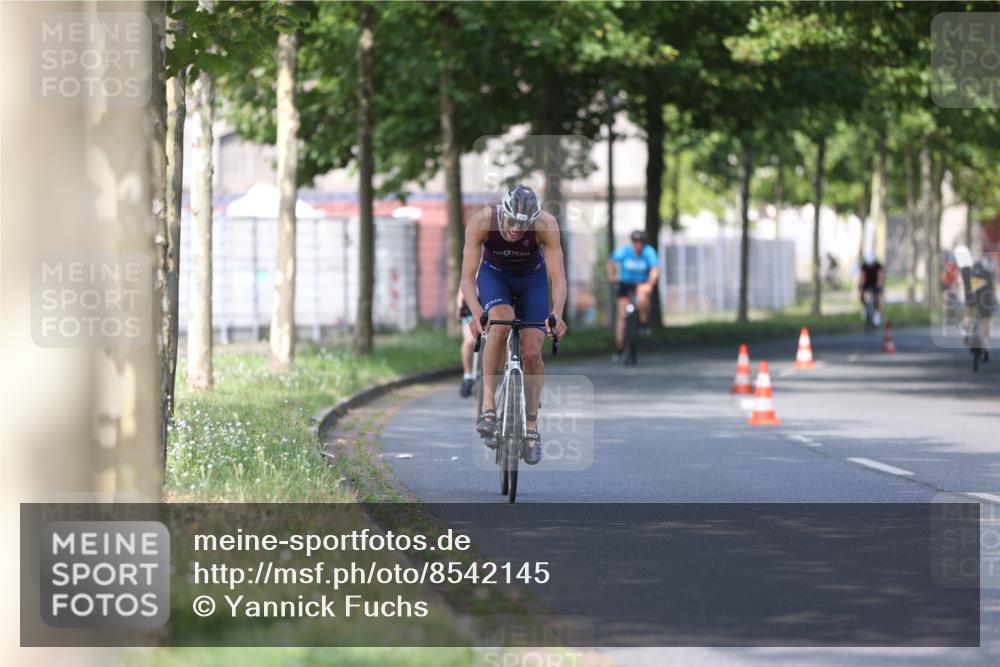 10.08.2025 - GEWOBA Citytriathlon Bremen Yannick Fuchs http://msf.ph/oto/8542145 10.08.2025 10:39:57 Radfahren 55, 57, 77, 79, 91, 143, 193, 227, 398, 496 meine-sportfotos.de