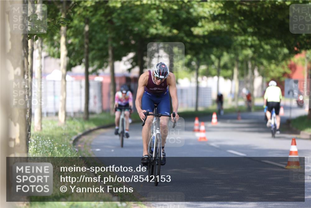 10.08.2025 - GEWOBA Citytriathlon Bremen Yannick Fuchs http://msf.ph/oto/8542153 10.08.2025 10:39:58 Radfahren 55, 57, 61, 77, 79, 91, 143, 193, 227, 398, 496 meine-sportfotos.de