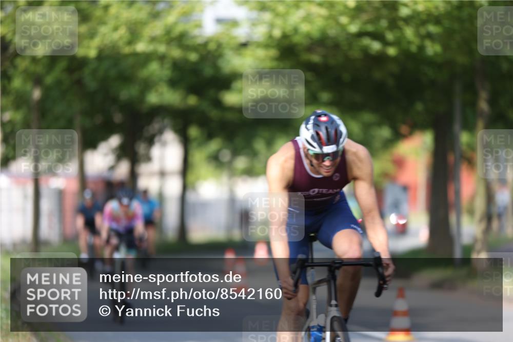10.08.2025 - GEWOBA Citytriathlon Bremen Yannick Fuchs http://msf.ph/oto/8542160 10.08.2025 10:39:59 Radfahren 55, 57, 61, 77, 79, 91, 143, 227, 398, 496 meine-sportfotos.de