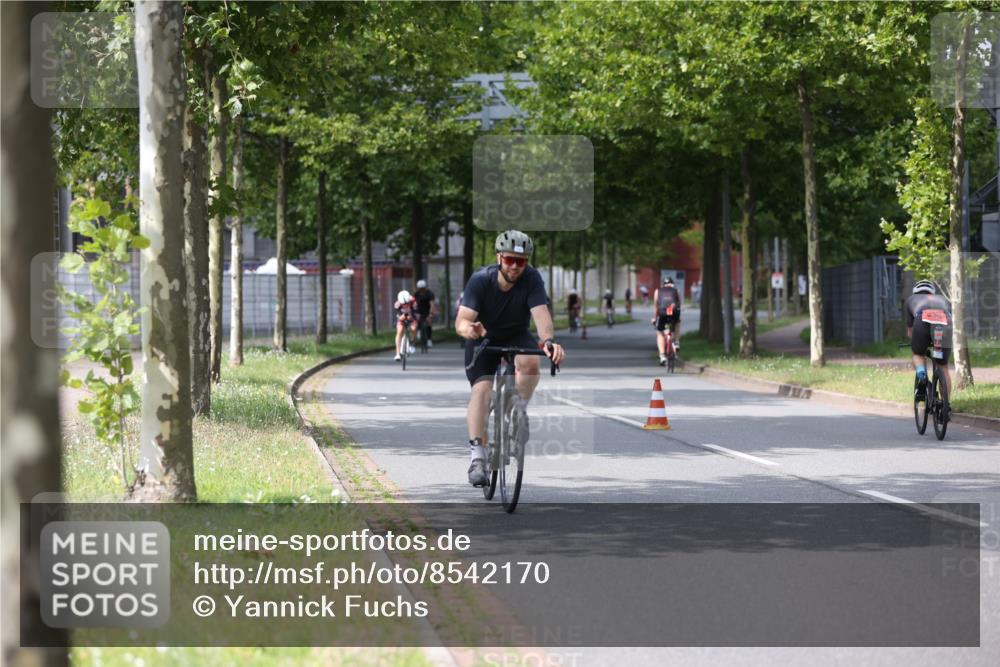 10.08.2025 - GEWOBA Citytriathlon Bremen Yannick Fuchs http://msf.ph/oto/8542170 10.08.2025 12:47:39 Radfahren 566, 587, 590, 654, 732, 745, 753, 801, 884, 916, 943, 951 meine-sportfotos.de
