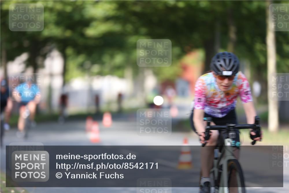 10.08.2025 - GEWOBA Citytriathlon Bremen Yannick Fuchs http://msf.ph/oto/8542171 10.08.2025 10:40:00 Radfahren 55, 57, 61, 77, 79, 91, 143, 197, 227, 398, 496 meine-sportfotos.de