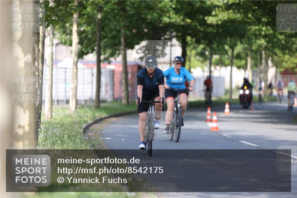 10.08.2025 - GEWOBA Citytriathlon Bremen Yannick Fuchs http://msf.ph/oto/8542175 10.08.2025 10:40:02 Radfahren 55, 57, 61, 77, 79, 91, 143, 197, 227, 398, 496 meine-sportfotos.de