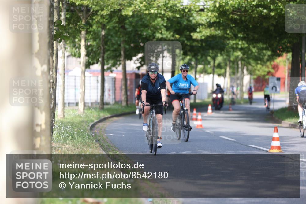 10.08.2025 - GEWOBA Citytriathlon Bremen Yannick Fuchs http://msf.ph/oto/8542180 10.08.2025 10:40:02 Radfahren 55, 57, 61, 77, 79, 91, 143, 197, 227, 398, 496 meine-sportfotos.de
