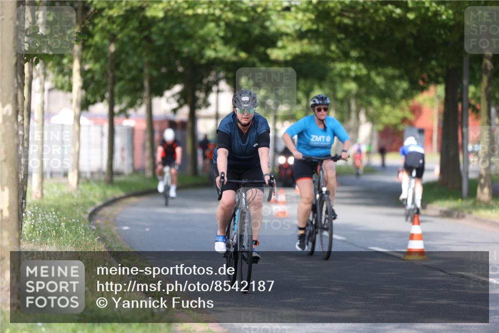 10.08.2025 - GEWOBA Citytriathlon Bremen Yannick Fuchs http://msf.ph/oto/8542187 10.08.2025 10:40:03 Radfahren 55, 57, 61, 77, 79, 91, 143, 197, 227, 398, 496 meine-sportfotos.de