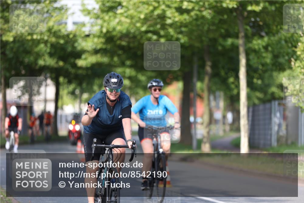 10.08.2025 - GEWOBA Citytriathlon Bremen Yannick Fuchs http://msf.ph/oto/8542190 10.08.2025 10:40:04 Radfahren 55, 57, 61, 77, 79, 91, 135, 143, 197, 227, 398, 496 meine-sportfotos.de