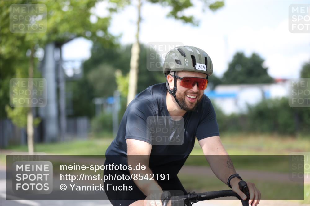 10.08.2025 - GEWOBA Citytriathlon Bremen Yannick Fuchs http://msf.ph/oto/8542191 10.08.2025 12:47:40 Radfahren 566, 587, 590, 654, 745, 753, 801, 884, 916, 943, 951 meine-sportfotos.de