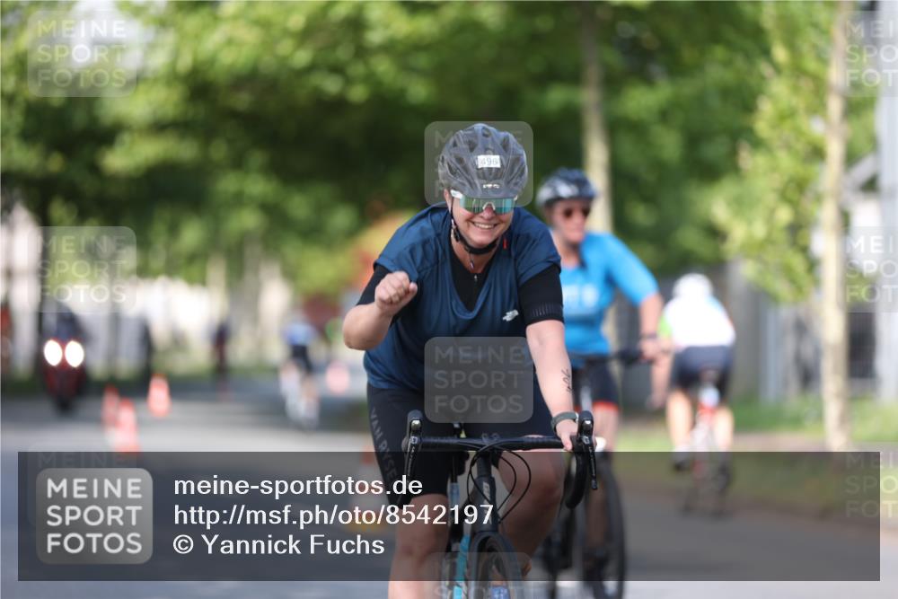 10.08.2025 - GEWOBA Citytriathlon Bremen Yannick Fuchs http://msf.ph/oto/8542197 10.08.2025 10:40:04 Radfahren 55, 57, 61, 77, 79, 91, 135, 143, 197, 227, 398, 496 meine-sportfotos.de