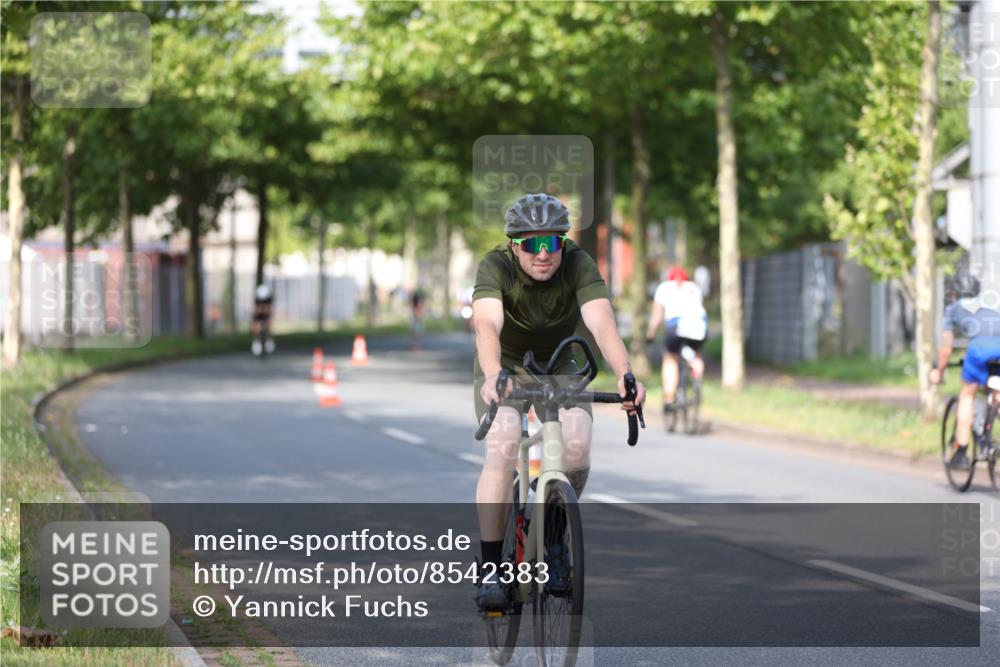 10.08.2025 - GEWOBA Citytriathlon Bremen Yannick Fuchs http://msf.ph/oto/8542383 10.08.2025 10:40:32 Radfahren 1, 23, 39, 47, 65, 125, 229, 368, 505 meine-sportfotos.de