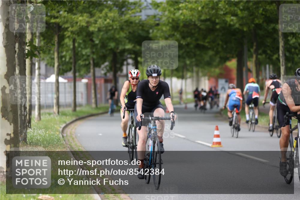 10.08.2025 - GEWOBA Citytriathlon Bremen Yannick Fuchs http://msf.ph/oto/8542384 10.08.2025 12:48:01 Radfahren 587, 590, 656, 679, 699, 767, 884, 916, 927, 941, 943 meine-sportfotos.de