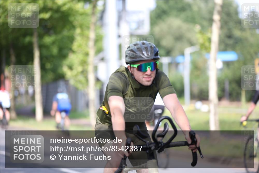 10.08.2025 - GEWOBA Citytriathlon Bremen Yannick Fuchs http://msf.ph/oto/8542387 10.08.2025 10:40:32 Radfahren 1, 23, 39, 47, 65, 125, 229, 368, 505 meine-sportfotos.de