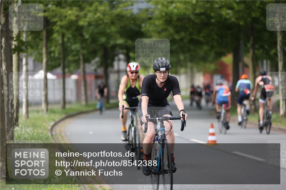 10.08.2025 - GEWOBA Citytriathlon Bremen Yannick Fuchs http://msf.ph/oto/8542388 10.08.2025 12:48:01 Radfahren 587, 590, 656, 679, 699, 767, 884, 916, 927, 941, 943 meine-sportfotos.de
