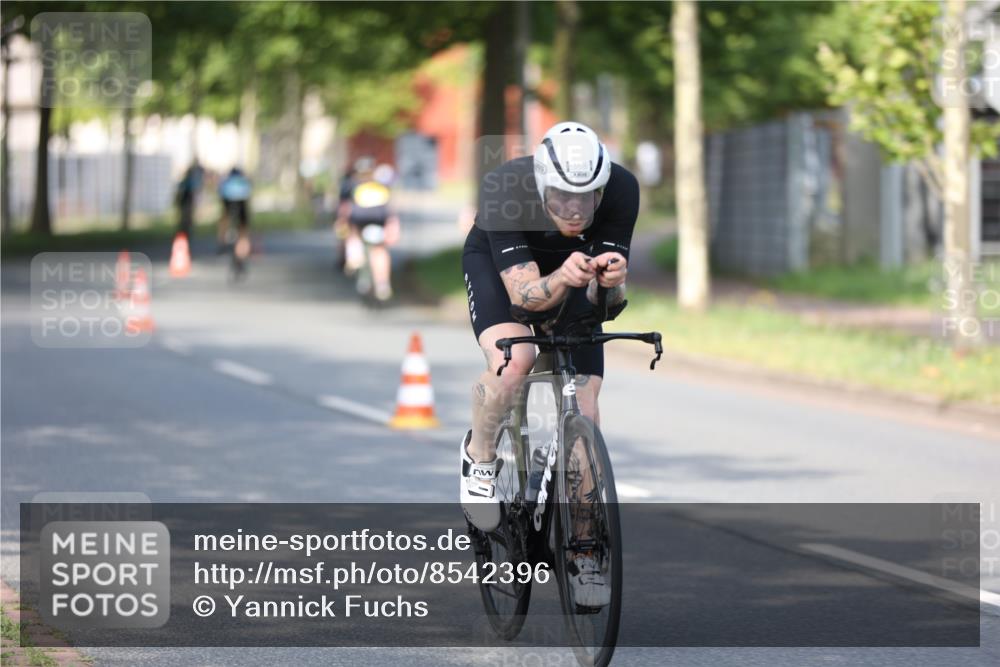 10.08.2025 - GEWOBA Citytriathlon Bremen Yannick Fuchs http://msf.ph/oto/8542396 10.08.2025 10:40:37 Radfahren 23, 39, 65, 67, 125, 141, 229, 368, 505 meine-sportfotos.de