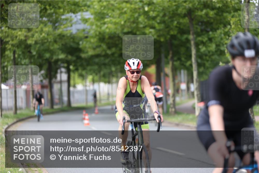 10.08.2025 - GEWOBA Citytriathlon Bremen Yannick Fuchs http://msf.ph/oto/8542397 10.08.2025 12:48:02 Radfahren 587, 656, 679, 699, 767, 884, 916, 927, 941, 943 meine-sportfotos.de