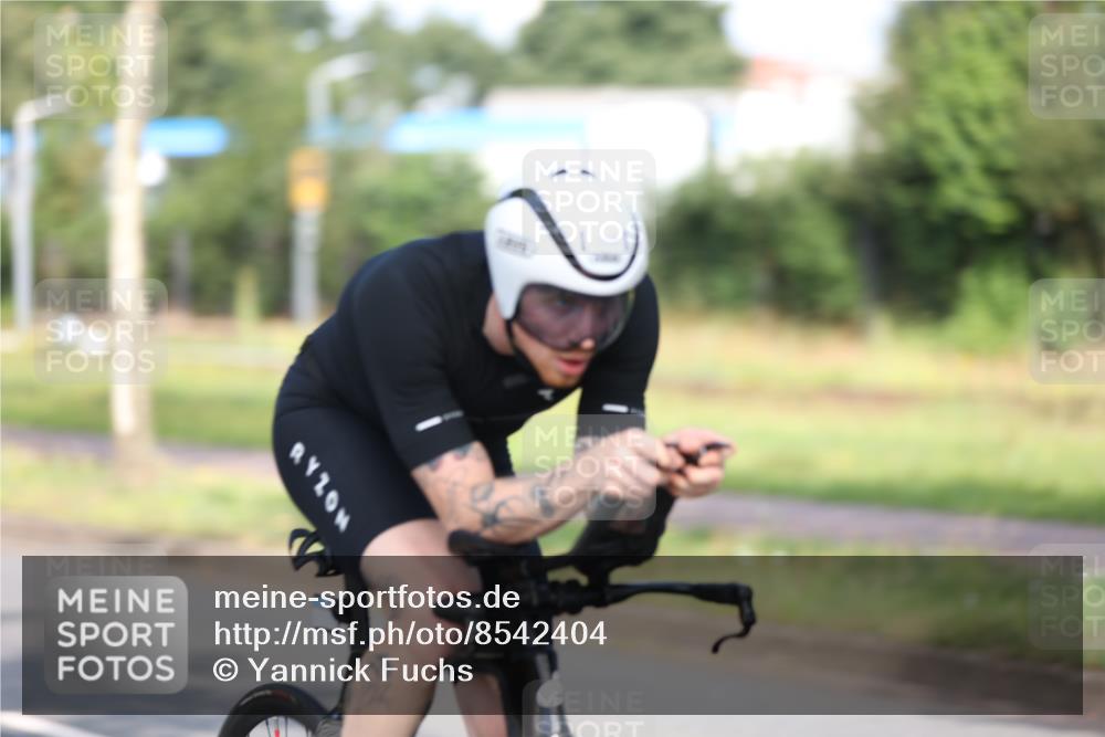 10.08.2025 - GEWOBA Citytriathlon Bremen Yannick Fuchs http://msf.ph/oto/8542404 10.08.2025 10:40:38 Radfahren 23, 39, 65, 67, 125, 141, 229, 368, 505 meine-sportfotos.de