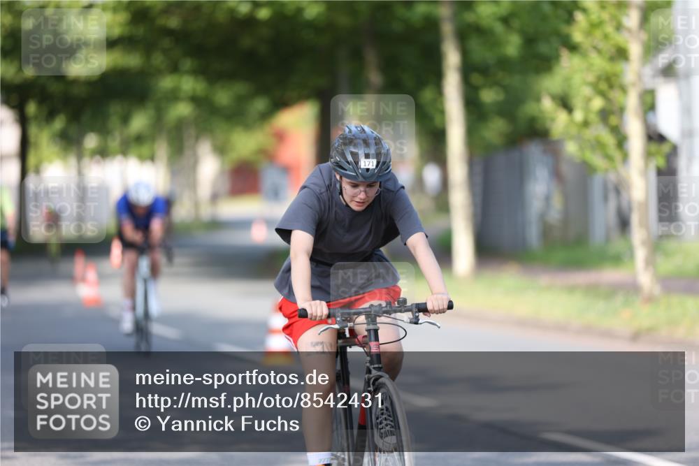10.08.2025 - GEWOBA Citytriathlon Bremen Yannick Fuchs http://msf.ph/oto/8542431 10.08.2025 10:40:46 Radfahren 23, 67, 73, 141, 368, 431, 505 meine-sportfotos.de