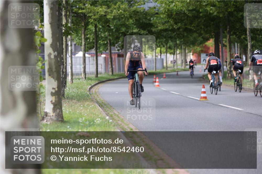 10.08.2025 - GEWOBA Citytriathlon Bremen Yannick Fuchs http://msf.ph/oto/8542460 10.08.2025 12:48:14 Radfahren 656, 699, 767, 927 meine-sportfotos.de