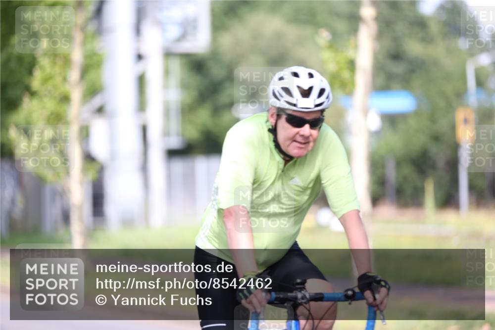 10.08.2025 - GEWOBA Citytriathlon Bremen Yannick Fuchs http://msf.ph/oto/8542462 10.08.2025 10:40:50 Radfahren 23, 67, 73, 139, 141, 237, 368, 431, 505 meine-sportfotos.de