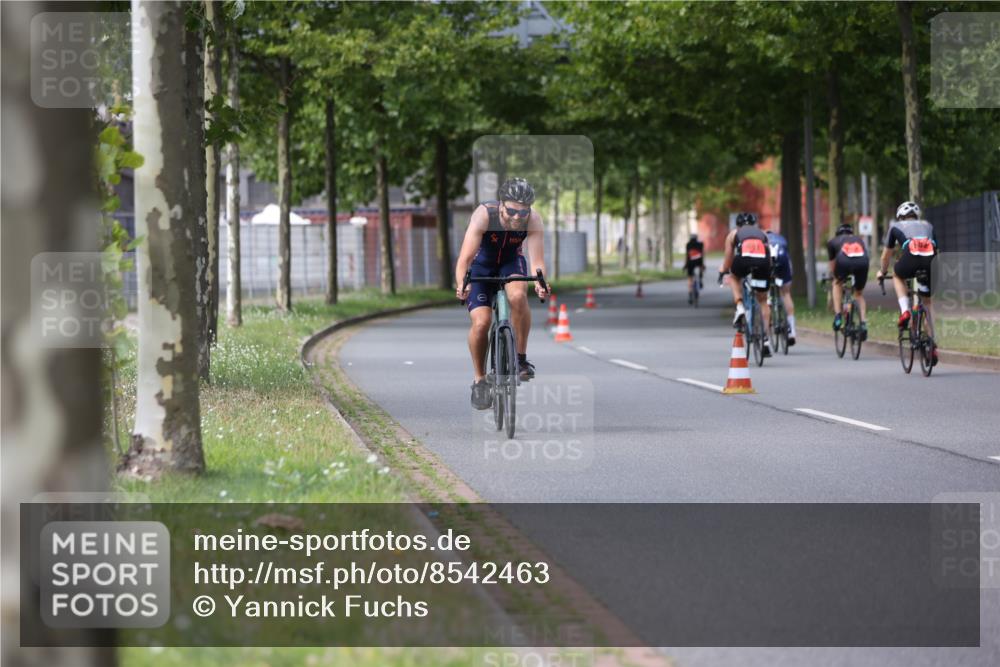 10.08.2025 - GEWOBA Citytriathlon Bremen Yannick Fuchs http://msf.ph/oto/8542463 10.08.2025 12:48:14 Radfahren 656, 699, 767, 927 meine-sportfotos.de