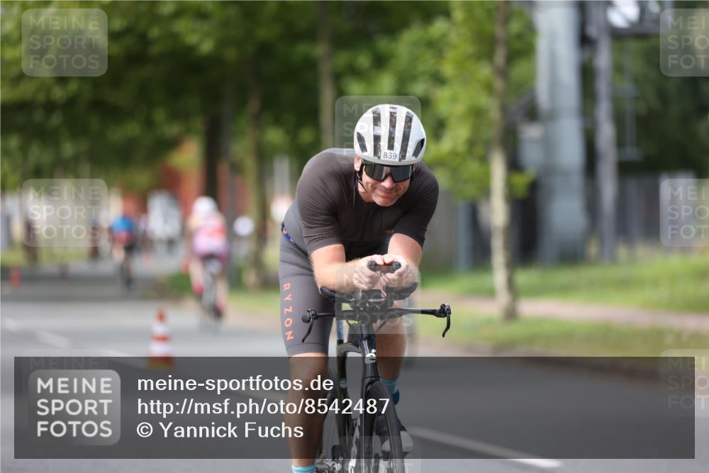 10.08.2025 - GEWOBA Citytriathlon Bremen Yannick Fuchs http://msf.ph/oto/8542487 10.08.2025 12:48:29 Radfahren 564, 630, 839, 876, 1026 meine-sportfotos.de