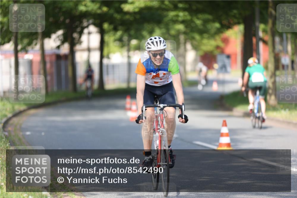 10.08.2025 - GEWOBA Citytriathlon Bremen Yannick Fuchs http://msf.ph/oto/8542490 10.08.2025 10:40:56 Radfahren 37, 67, 73, 139, 141, 153, 203, 237, 369, 431 meine-sportfotos.de