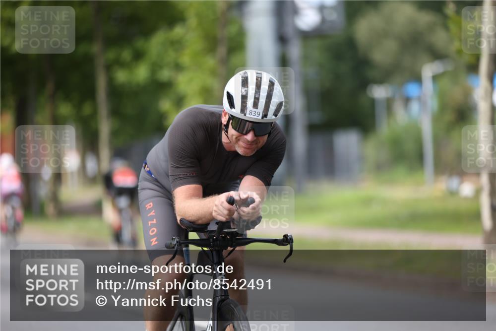 10.08.2025 - GEWOBA Citytriathlon Bremen Yannick Fuchs http://msf.ph/oto/8542491 10.08.2025 12:48:29 Radfahren 564, 630, 839, 876, 1026 meine-sportfotos.de
