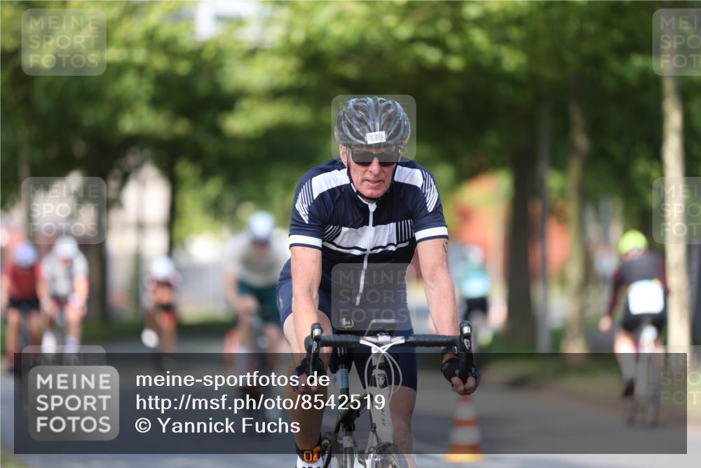 10.08.2025 - GEWOBA Citytriathlon Bremen Yannick Fuchs http://msf.ph/oto/8542519 10.08.2025 10:41:03 Radfahren 37, 73, 139, 153, 203, 237, 369, 431 meine-sportfotos.de