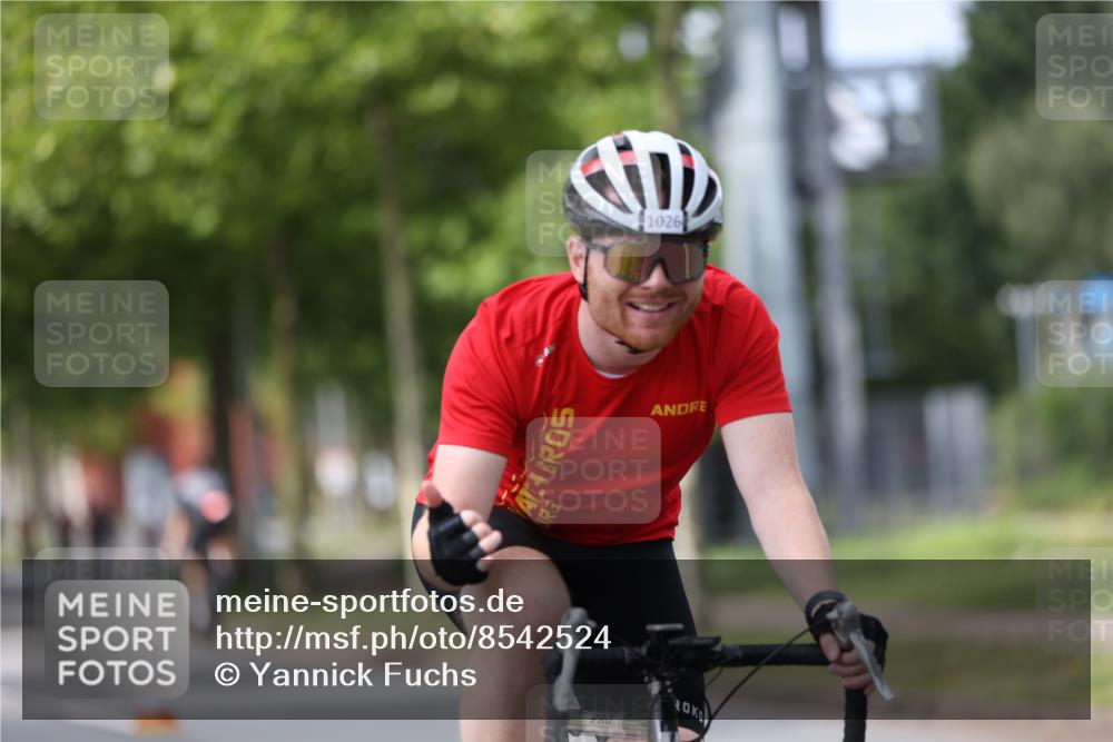 10.08.2025 - GEWOBA Citytriathlon Bremen Yannick Fuchs http://msf.ph/oto/8542524 10.08.2025 12:48:36 Radfahren 564, 616, 627, 630, 657, 687, 717, 793, 839, 857, 876, 897, 932, 1026 meine-sportfotos.de