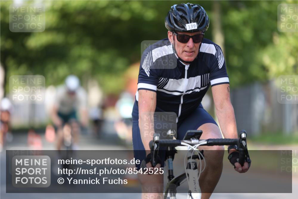 10.08.2025 - GEWOBA Citytriathlon Bremen Yannick Fuchs http://msf.ph/oto/8542525 10.08.2025 10:41:03 Radfahren 37, 73, 139, 153, 203, 237, 369, 431 meine-sportfotos.de