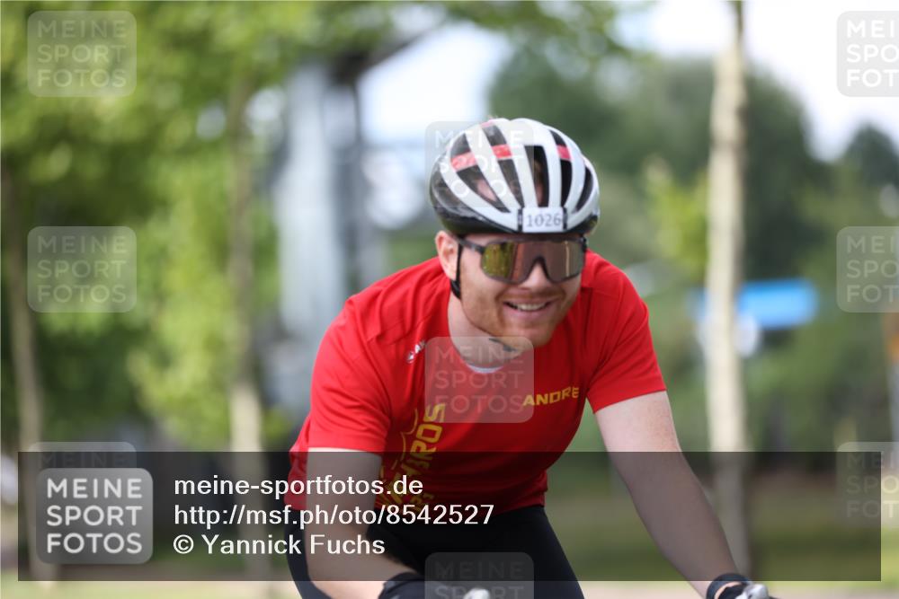 10.08.2025 - GEWOBA Citytriathlon Bremen Yannick Fuchs http://msf.ph/oto/8542527 10.08.2025 12:48:36 Radfahren 564, 616, 627, 630, 657, 687, 717, 793, 839, 857, 876, 897, 932, 1026 meine-sportfotos.de