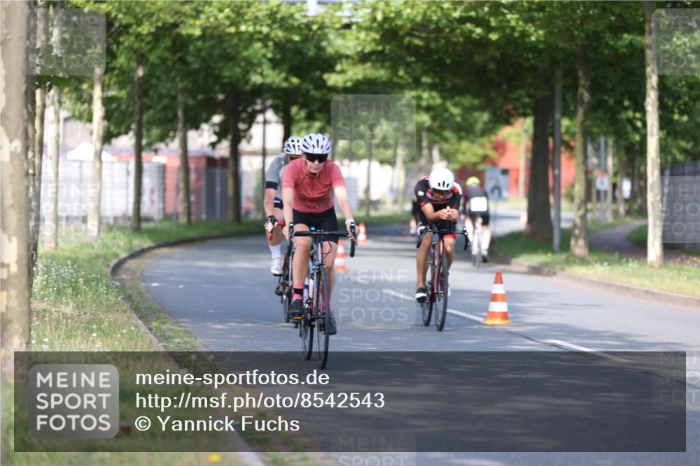 10.08.2025 - GEWOBA Citytriathlon Bremen Yannick Fuchs http://msf.ph/oto/8542543 10.08.2025 10:41:05 Radfahren 37, 73, 139, 153, 203, 237, 369, 431 meine-sportfotos.de