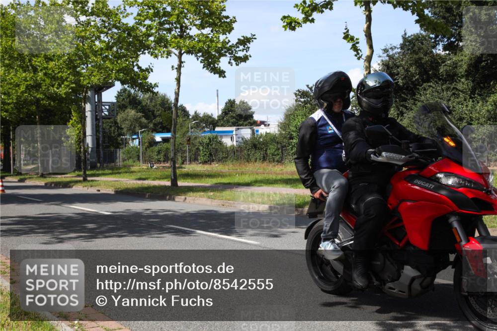 10.08.2025 - GEWOBA Citytriathlon Bremen Yannick Fuchs http://msf.ph/oto/8542555 10.08.2025 14:32:39 Radfahren 15, 82, 96, 118, 243, 284, 393, 420, 435 meine-sportfotos.de