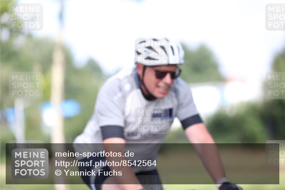 10.08.2025 - GEWOBA Citytriathlon Bremen Yannick Fuchs http://msf.ph/oto/8542564 10.08.2025 10:41:08 Radfahren 37, 139, 153, 203, 237, 369 meine-sportfotos.de