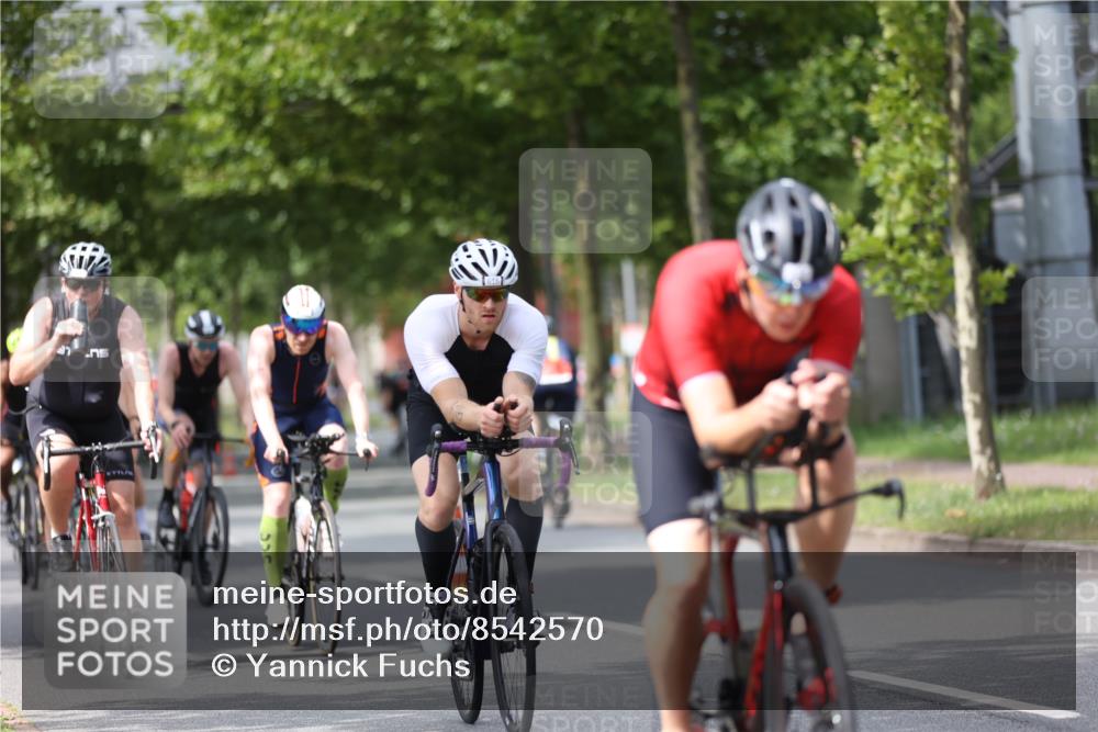 10.08.2025 - GEWOBA Citytriathlon Bremen Yannick Fuchs http://msf.ph/oto/8542570 10.08.2025 12:48:40 Radfahren 564, 616, 621, 627, 630, 655, 657, 687, 717, 793, 839, 857, 876, 897, 932, 1026 meine-sportfotos.de