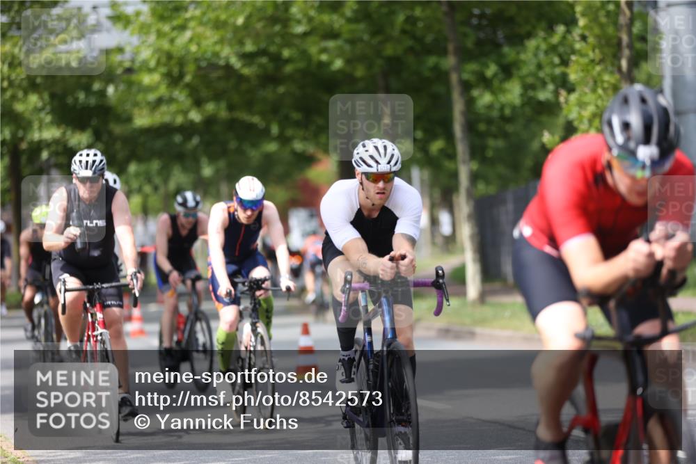 10.08.2025 - GEWOBA Citytriathlon Bremen Yannick Fuchs http://msf.ph/oto/8542573 10.08.2025 12:48:40 Radfahren 564, 616, 621, 627, 630, 655, 657, 687, 717, 793, 839, 857, 876, 897, 932, 1026 meine-sportfotos.de