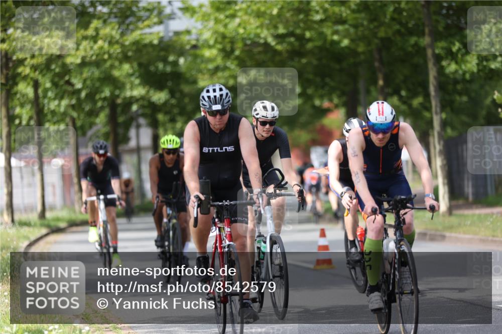 10.08.2025 - GEWOBA Citytriathlon Bremen Yannick Fuchs http://msf.ph/oto/8542579 10.08.2025 12:48:41 Radfahren 564, 616, 621, 627, 630, 655, 657, 687, 717, 793, 839, 857, 876, 897, 932, 1026 meine-sportfotos.de