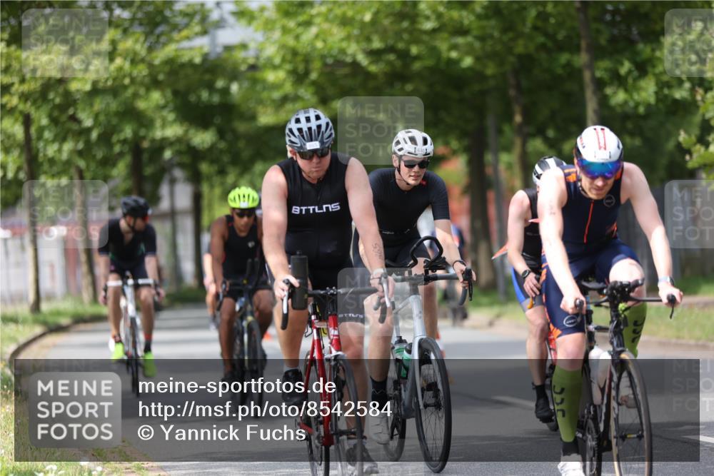 10.08.2025 - GEWOBA Citytriathlon Bremen Yannick Fuchs http://msf.ph/oto/8542584 10.08.2025 12:48:41 Radfahren 564, 616, 621, 627, 630, 655, 657, 687, 717, 793, 839, 857, 876, 897, 932, 1026 meine-sportfotos.de