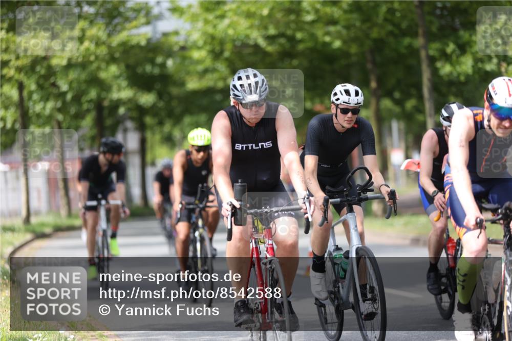 10.08.2025 - GEWOBA Citytriathlon Bremen Yannick Fuchs http://msf.ph/oto/8542588 10.08.2025 12:48:41 Radfahren 564, 616, 621, 627, 630, 655, 657, 687, 717, 793, 839, 857, 876, 897, 932, 1026 meine-sportfotos.de